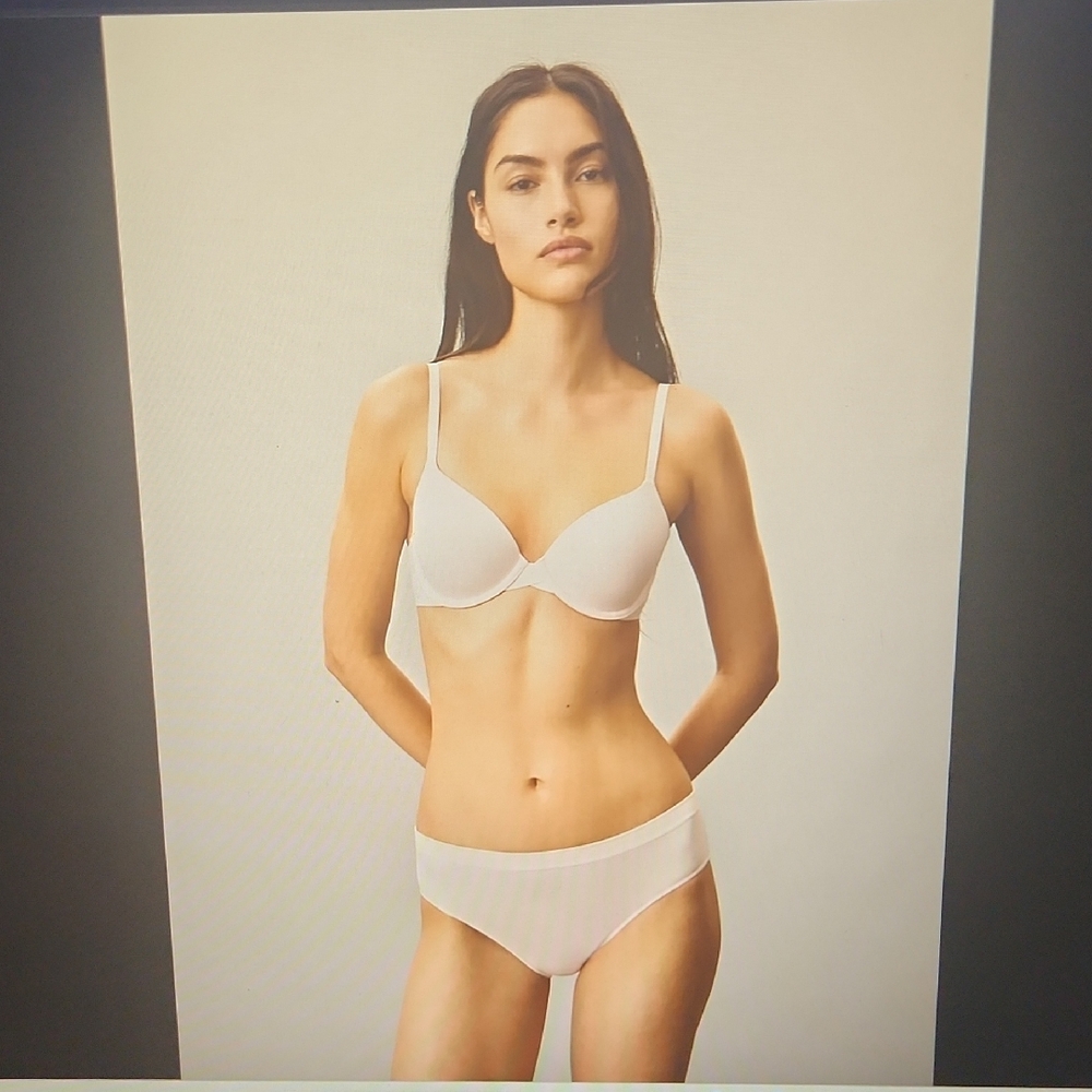 A32  Calvin Klein T-shirt bra contours to you w/memory foam tech